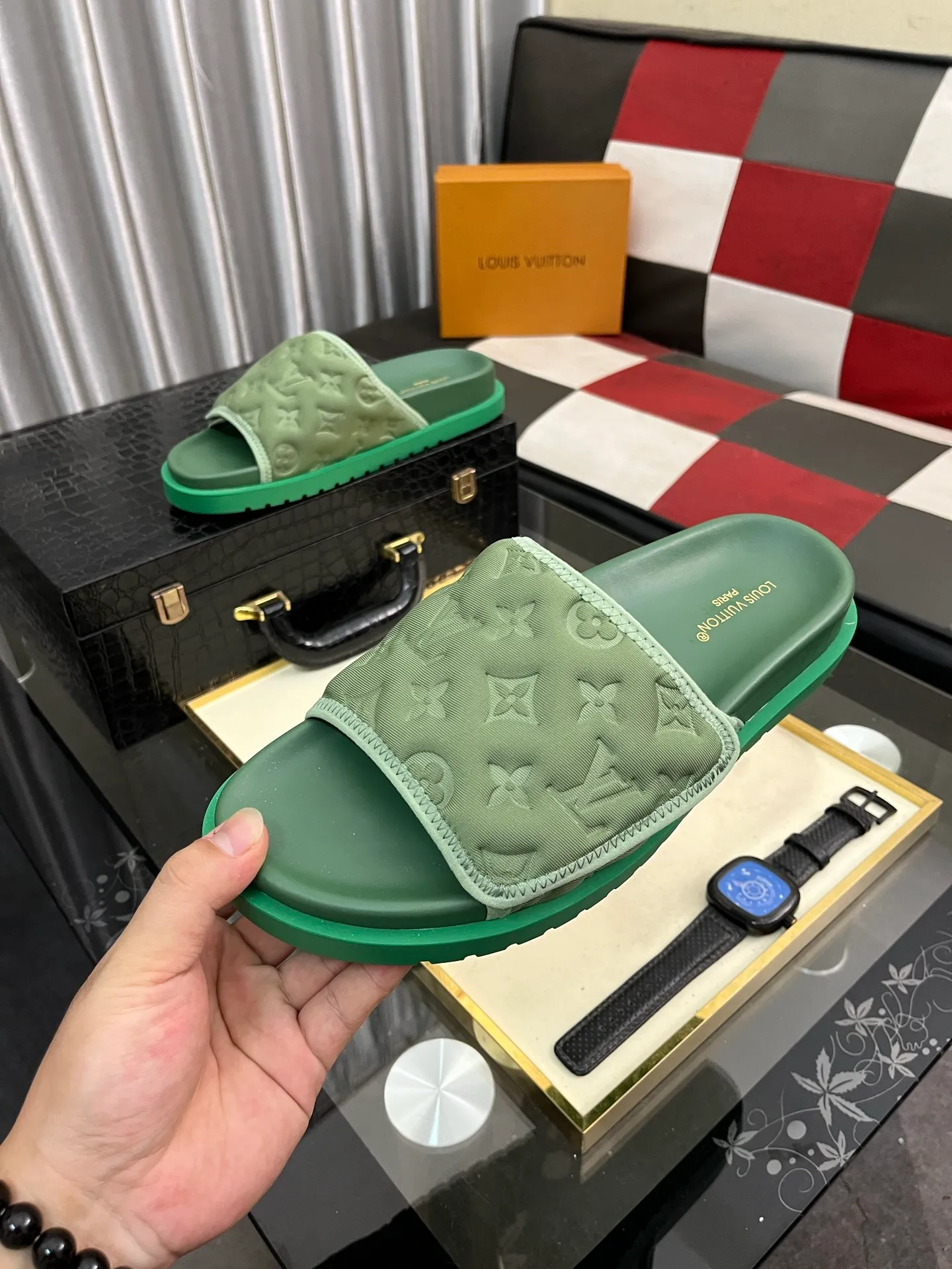 Men's men's shoes💰320⌚️⌚️[Louis Vuitton LV slippers] (high-end cowhide) counter 1:1 fashion style summer must-have! The designer used LV’s iconic outsole. The original simple slippers instantly become fashionable! The upper is made of flexible special cowhide leather straps alternately, and the workmanship is exquisite! A must-have for stylish men in summer, size 38-44